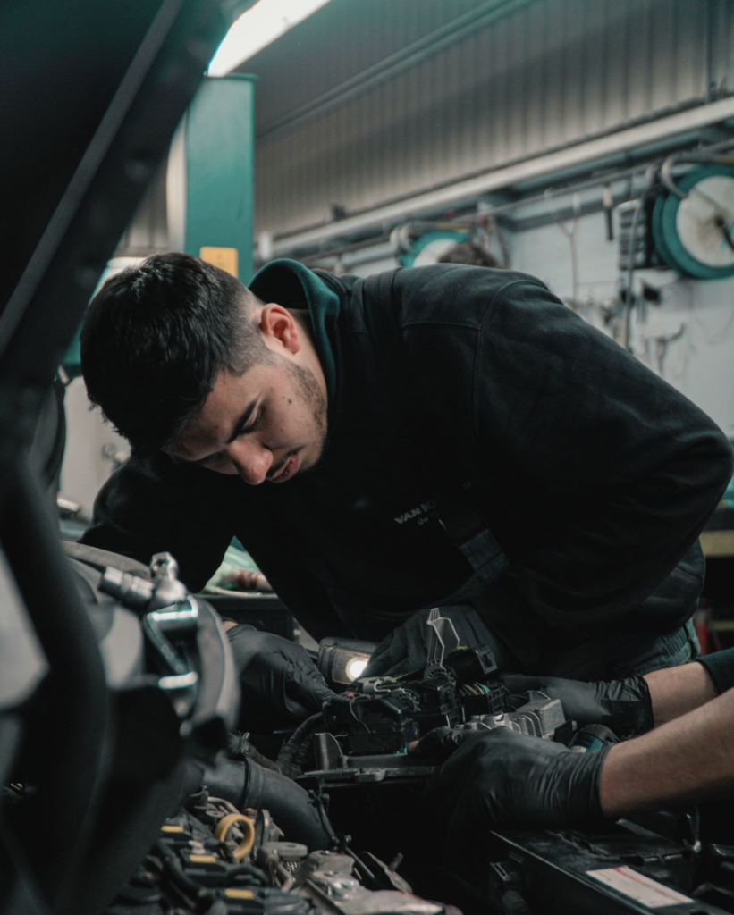 muž opravuje auto v autoservise